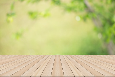 模糊的自然背景上的空桌面，放置产品的空间图片下载