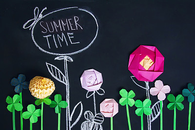 黑板背景与粉笔画和折纸花图片下载