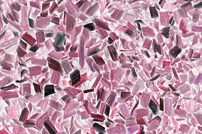 白色背景上的粉色晶体。图片下载