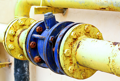 普通住宅墙壁上的煤气管道。图片下载