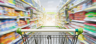 超市的走道上放着绿色的购物车图片下载