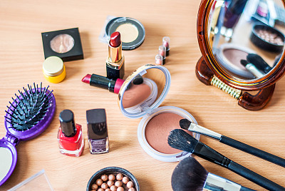 女性化妆品和化妆木材背景图片下载