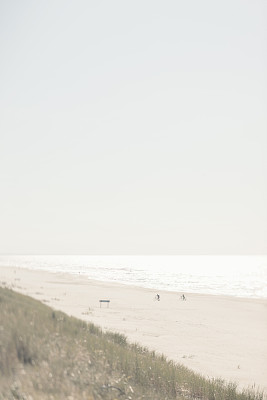 两个骑自行车的人在秋天的海滩上图片下载
