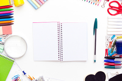 学校和办公用品。白色背景的文具。素材图片