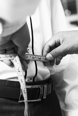 手工裁缝为客户定制腰围图片下载