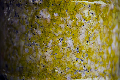 手工陶器的黄色纹理。黄色陶瓷背景。抽象的纹理和背景为设计师。宏观的黄色陶器表面。手工制作的工艺品。图片下载