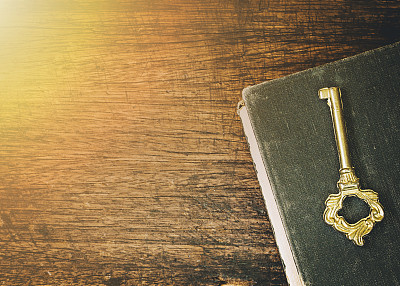 古董钥匙在一本旧书上图片下载