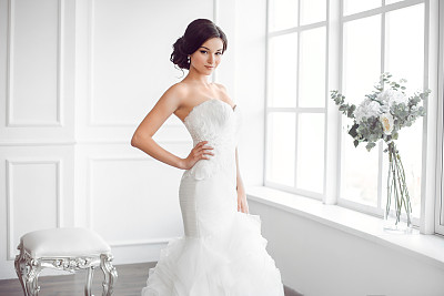 美丽的新娘。婚礼发型化妆奢华时尚服饰理念图片下载