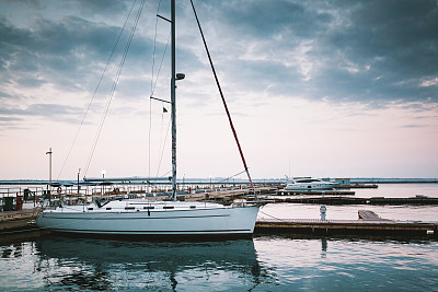 港口内的帆船图片下载