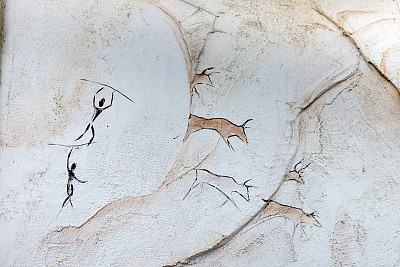 概念：绘制在洞壁上，古代人用矛猎杀野牛素材图片