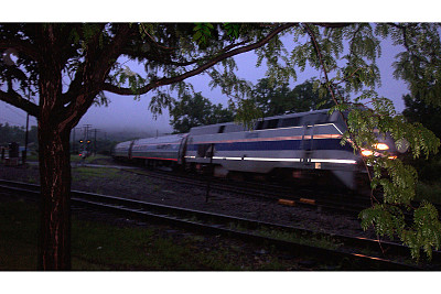 火车在晚上图片下载