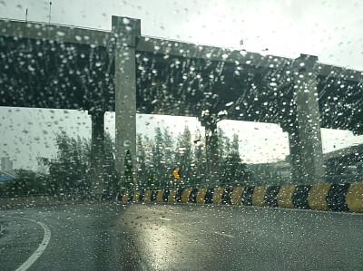 下雨时汽车玻璃上的水滴图片下载