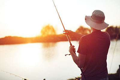 垂钓是渔民在湖边展示的娱乐和体育活动图片下载