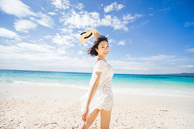 在海滩上玩得开心的女人图片下载