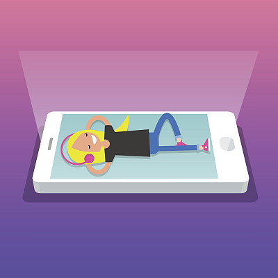 快乐的小女孩戴着耳机在智能手机屏幕上听音乐。顶视图/平面可编辑矢量插图图片下载