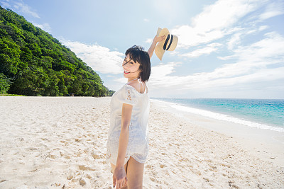女人在海滩玩耍素材图片