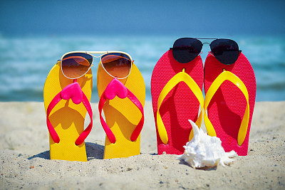 夏日沙滩上的特写人字拖图片下载