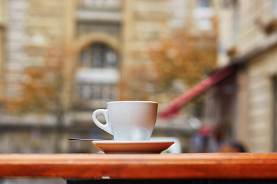一杯热饮在巴黎的户外咖啡馆图片下载
