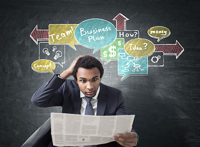 有报纸和商业计划的非洲人图片下载