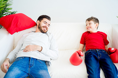 父子拳击图片下载