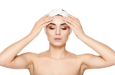 美丽的年轻女子在白色的背景上抚摸着自己的脸图片下载