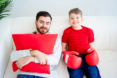 父子拳击图片下载