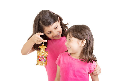 庆祝斋月节的两名穆斯林姐妹图片下载