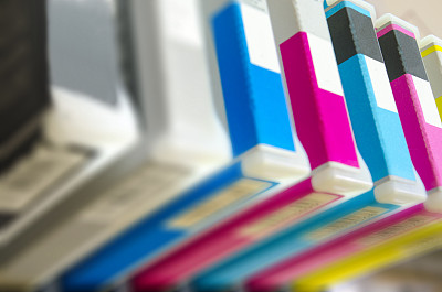 喷墨打印机。近距离观察CMYK子弹。浅景深图片下载