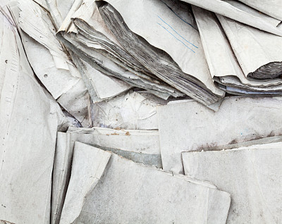 垃圾填埋场里无用的纸质文件图片下载