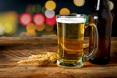 一大杯新鲜啤酒和小穗图片下载