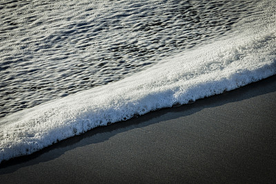 海水泡沫冲上岸图片下载