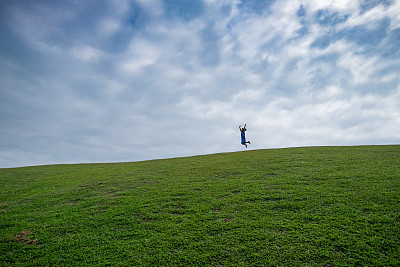 女旅行者最少的跳跃图片下载