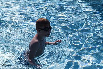 泳池里的小男孩图片下载