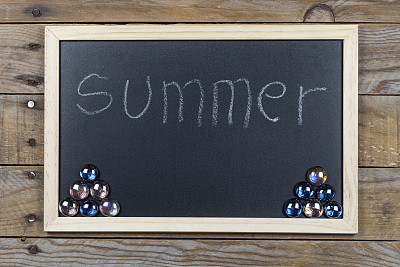 带木框的黑色黑板。图片下载