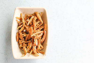 一盘炸脆凤尾鱼，亚洲食谱图片下载