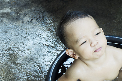 亚洲男婴在家洗澡的照片图片下载