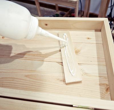 在木头上涂胶水图片下载