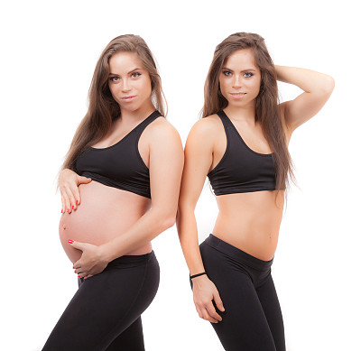 孕妇和她的双胞胎妹妹。图片下载