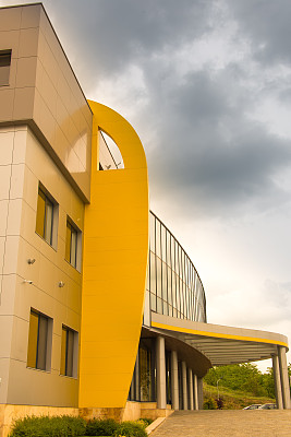 现代建筑的立面和天空与云彩。图片下载