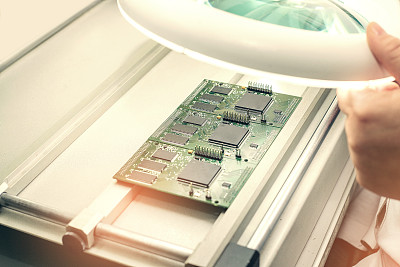 微芯片的生产工厂。工艺流程。组装。芯片。专业。技师。计算机专家。制造业。工程。图片下载