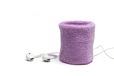 白色背景上的棉腕带和耳机图片下载