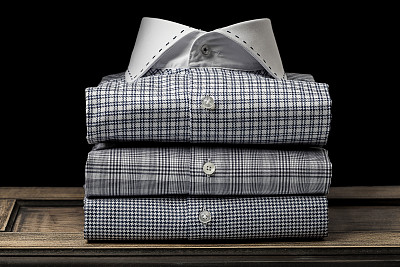 特写的格子折叠男衬衫图片下载