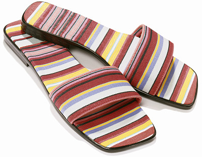 在白色的凉鞋图片下载