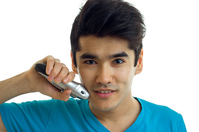 一个英俊的年轻小伙子的肖像，他看着镜头微笑着剃掉了胡子图片下载