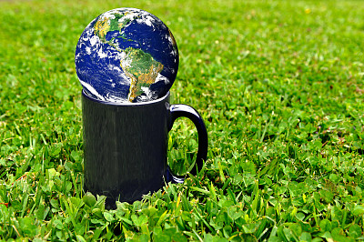 地球在草地上的杯子里图片下载