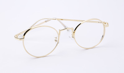 经典的金色圆眼镜上的白色背景图片下载