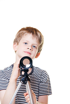 用望远镜的孩子开始凝视小男孩图片下载