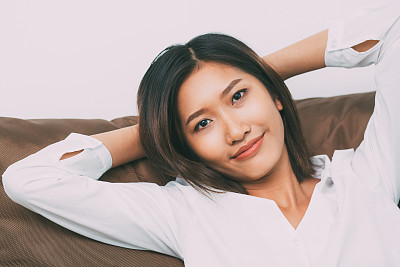 放松年轻的亚洲女人躺在垫子上图片下载