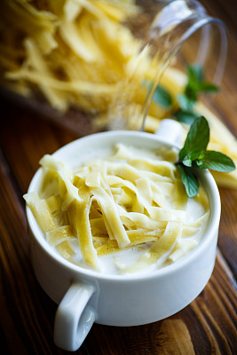 盛有牛奶的甜面条图片下载