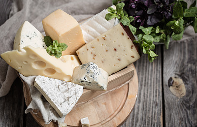 摆放美味的奶酪图片下载